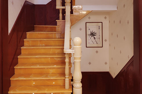 阳江镇中式别墅室内汉白玉石楼梯的定制安装装饰效果